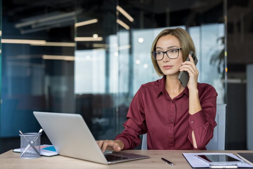 Professionnel liberal en rendez-vous pendant que son telesecretariat gere ses appels