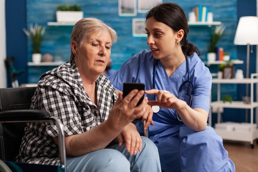 Secrétaire Telofis qui répond à un appel patient pour le compte d'un infirmier libéral en tournée