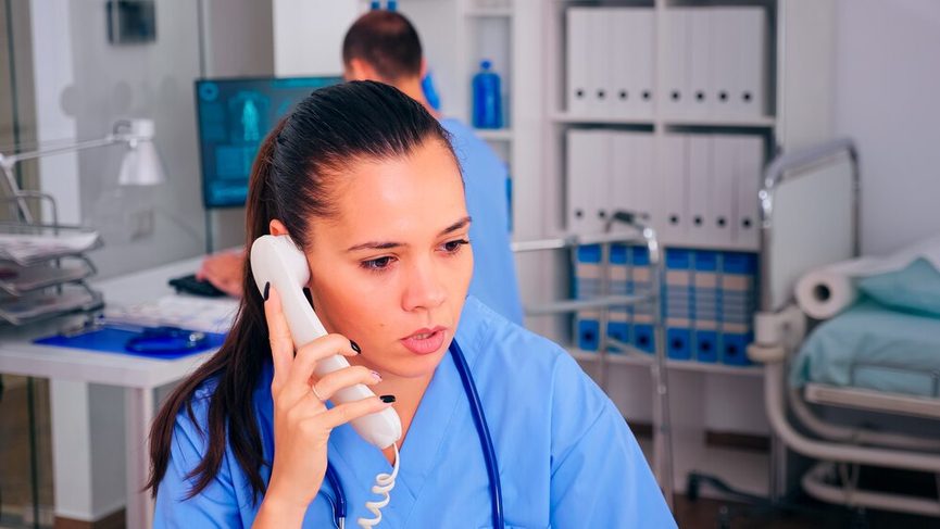 Secrétaire médicale externalisée en train de répondre à un appel urgent