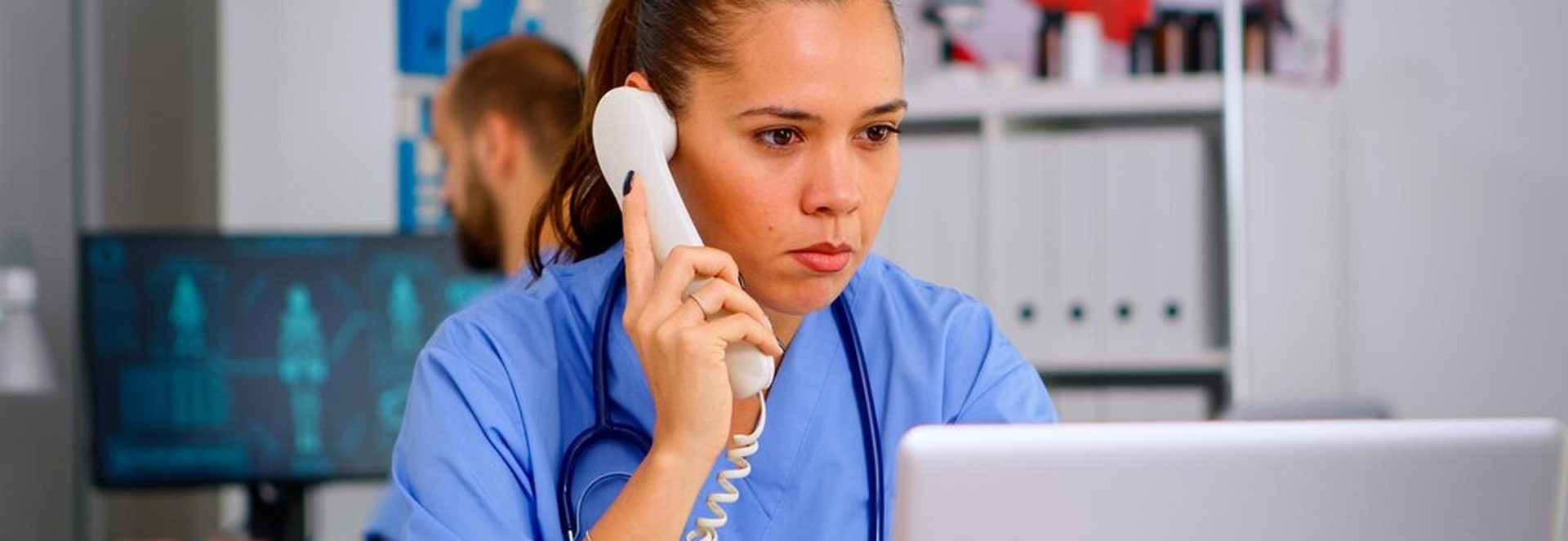 Télésecrétariat médical urgences : comment les cabinets gèrent les appels critiques