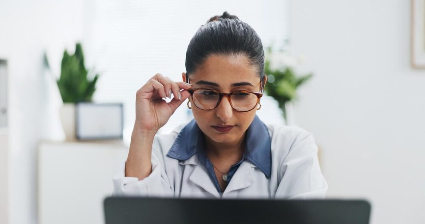 Secrétaire médicale gérant les appels pour un ophtalmologue