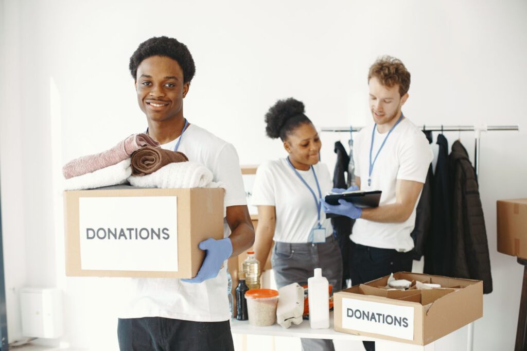Bénévoles d’une association organisant des cartons de dons