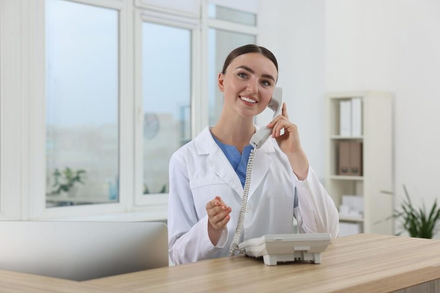 Secrétaire médicale qualifiant un appel d'urgence dentaire sur ordinateur