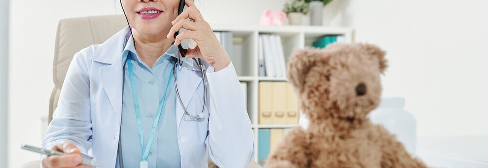 Télésecrétaire médicale souriante au téléphone dans un bureau lumineux